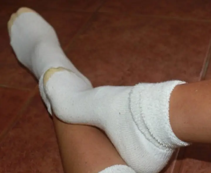 Manter os Pés Quentes à Noite Pode Melhorar Seu Sono — Veja os Benefícios Comprovados