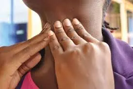 Gânglios aumentados podem surgir por infecções comuns — ou indicar algo mais preocupante