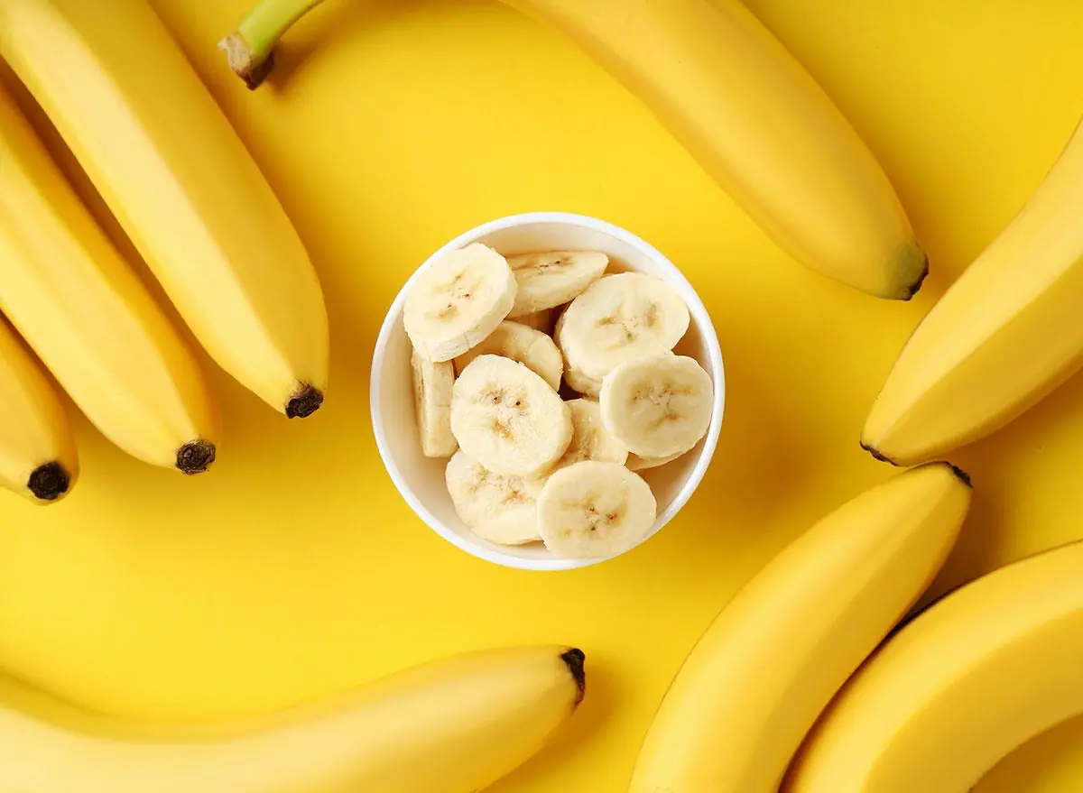 Pensando em um lanche antes de dormir? Veja o que os médicos dizem sobre a banana