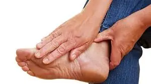 Seus pés podem esconder sinais de doença renal. Descubra 5 deles